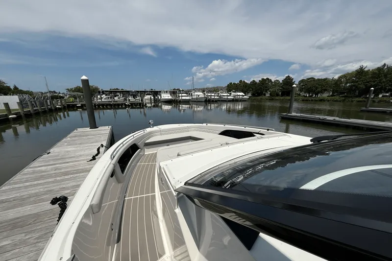 Slide: The Image of Sea Ray Sundancer 370 Outboard 2025 - 42