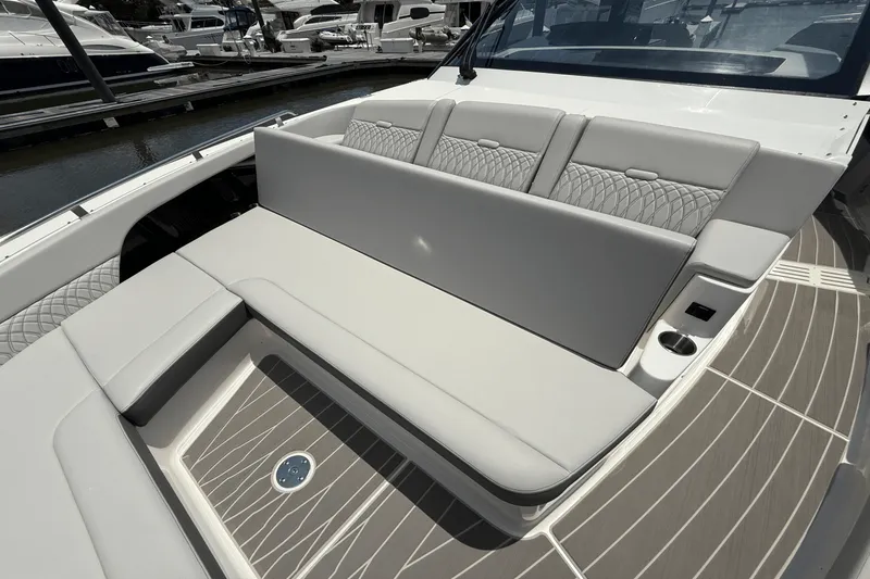 Slide: The Image of Sea Ray Sundancer 370 Outboard 2025 - 46