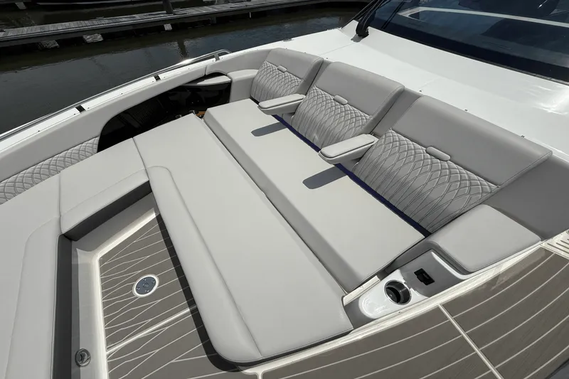 Slide: The Image of Sea Ray Sundancer 370 Outboard 2025 - 47