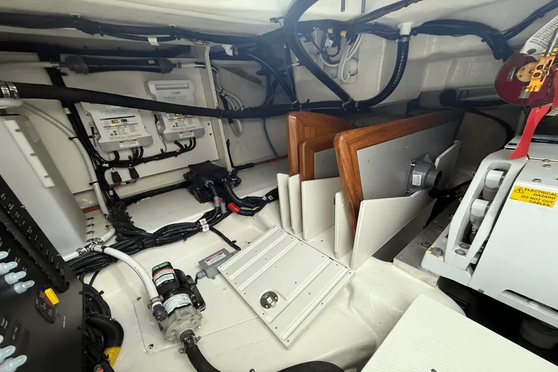 Slide: The Image of Sea Ray Sundancer 370 Outboard 2025 - 49