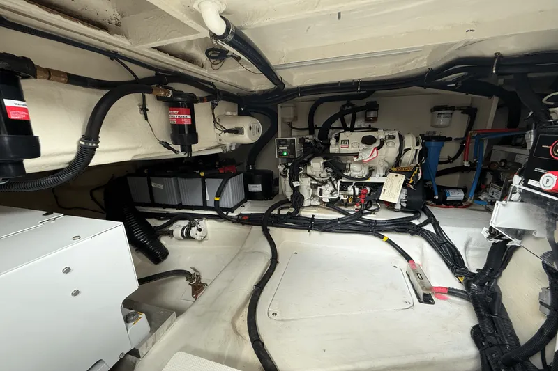 Slide: The Image of Sea Ray Sundancer 370 Outboard 2025 - 51