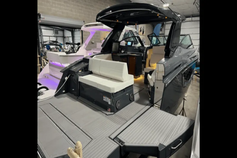 Slide: The Image of Cruisers 38 GLS 2022 - 11