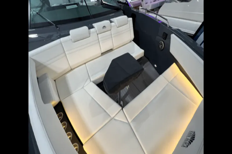 Slide: The Image of Cruisers 38 GLS 2022 - 4