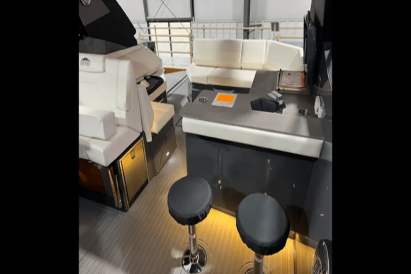 Slide: The Image of Cruisers 38 GLS 2022 - 5