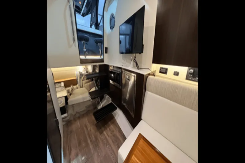 Slide: The Image of Cruisers 38 GLS 2022 - 9