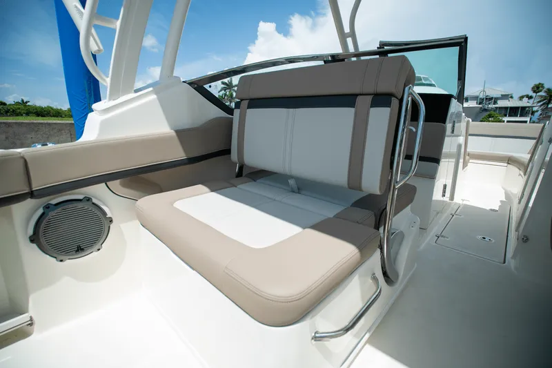 Slide: The Image of Boston Whaler 240 Vantage 2025 - 11