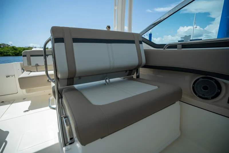Slide: The Image of Boston Whaler 240 Vantage 2025 - 12