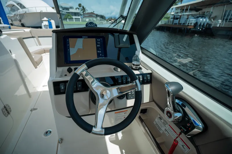 Slide: The Image of Boston Whaler 240 Vantage 2025 - 14