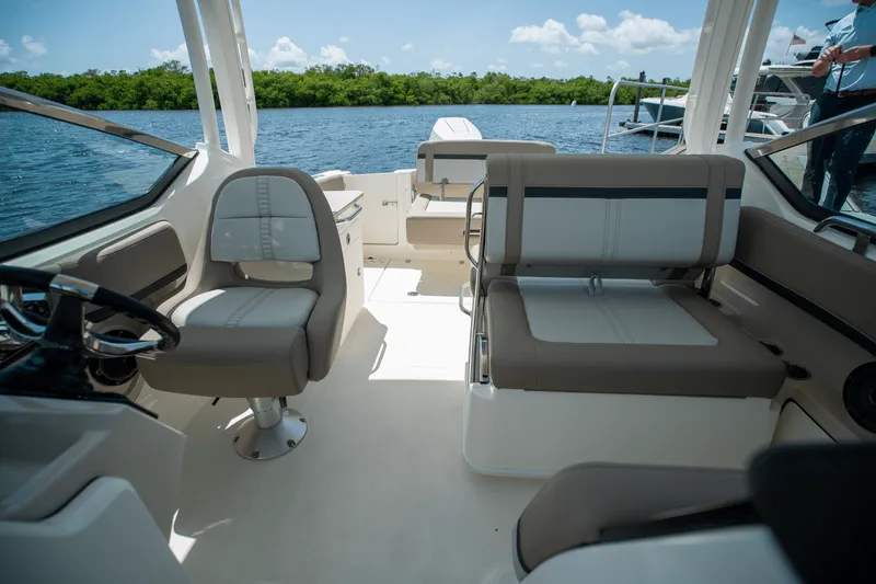 Slide: The Image of Boston Whaler 240 Vantage 2025 - 16