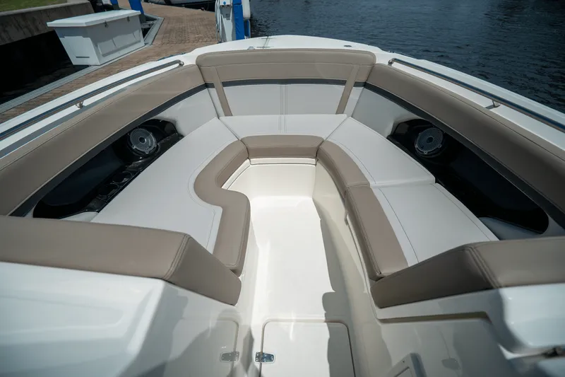 Slide: The Image of Boston Whaler 240 Vantage 2025 - 18
