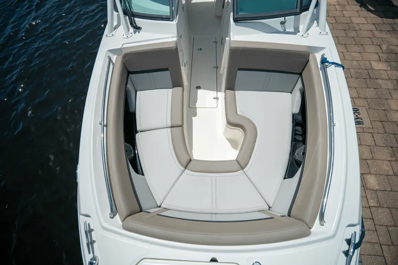 Slide: The Image of Boston Whaler 240 Vantage 2025 - 21