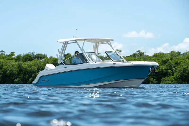 Slide: The Image of Boston Whaler 240 Vantage 2025 - 26