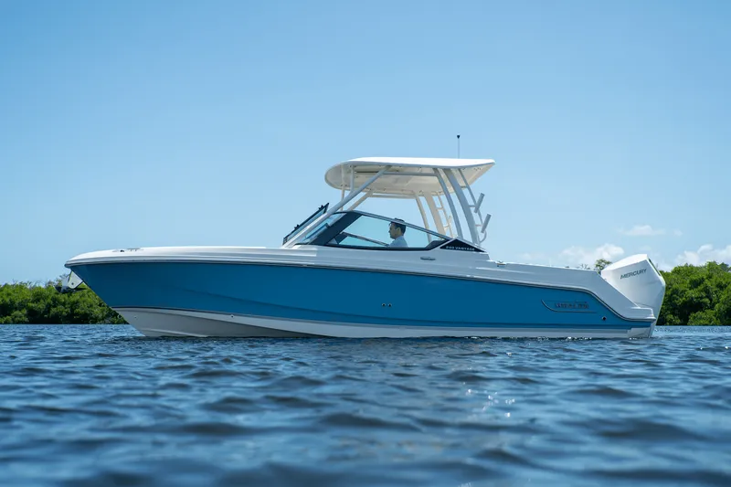 Slide: The Image of Boston Whaler 240 Vantage 2025 - 31