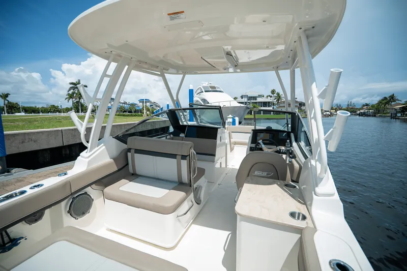 Slide: The Image of Boston Whaler 240 Vantage 2025 - 6