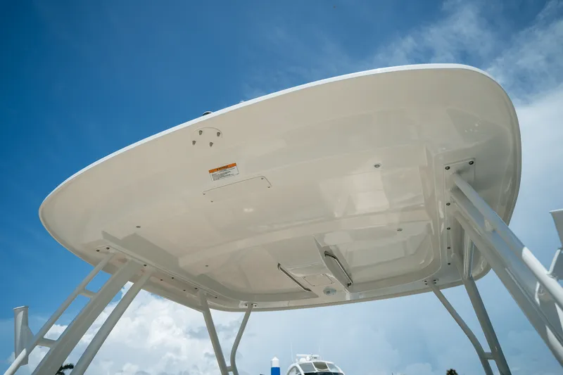 Slide: The Image of Boston Whaler 240 Vantage 2025 - 7