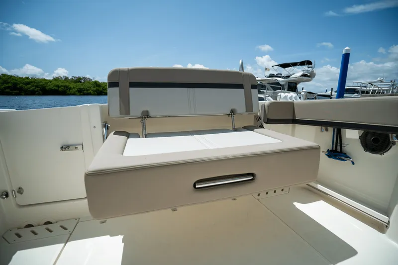 Slide: The Image of Boston Whaler 240 Vantage 2025 - 8