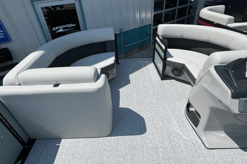 Slide: The Image of Harris Cruiser 190 2025 - 13