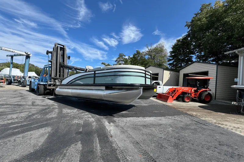 Slide: The Image of Harris Cruiser 190 2025 - 14