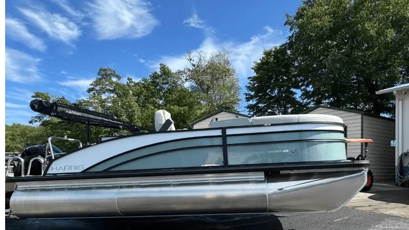 Slide: The Image of Harris Cruiser 190 2025 - 15