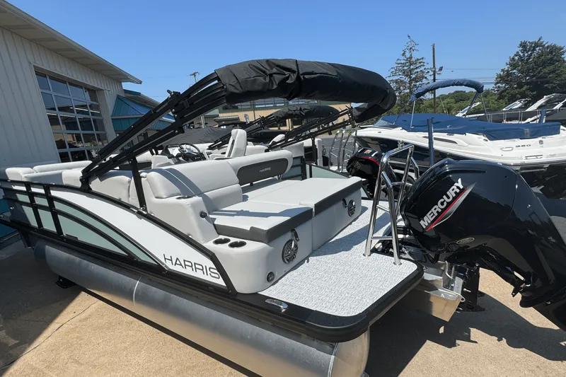 Slide: The Image of Harris Cruiser 190 2025 - 3