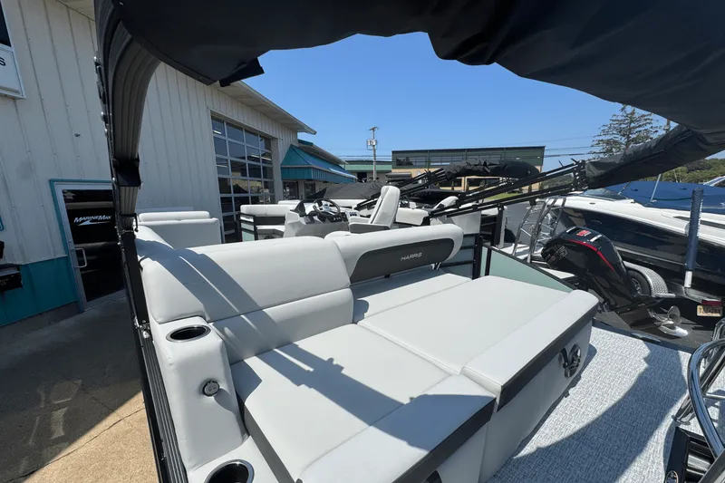 Slide: The Image of Harris Cruiser 190 2025 - 4