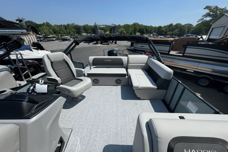 Slide: The Image of Harris Cruiser 190 2025 - 7