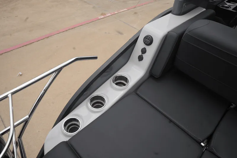 Slide: The Image of Harris Grand Mariner 250 2025 - 11