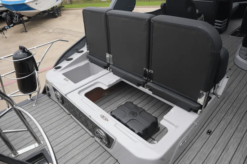 Slide: The Image of Harris Grand Mariner 250 2025 - 12