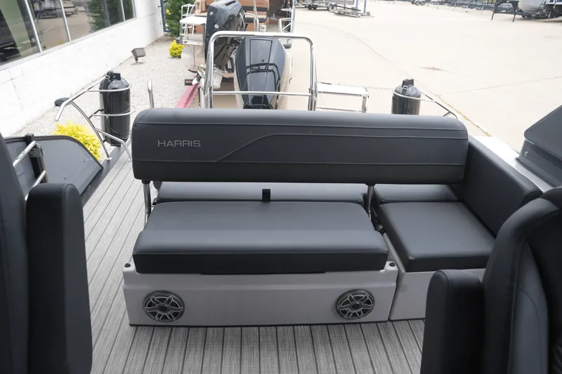 Slide: The Image of Harris Grand Mariner 250 2025 - 15