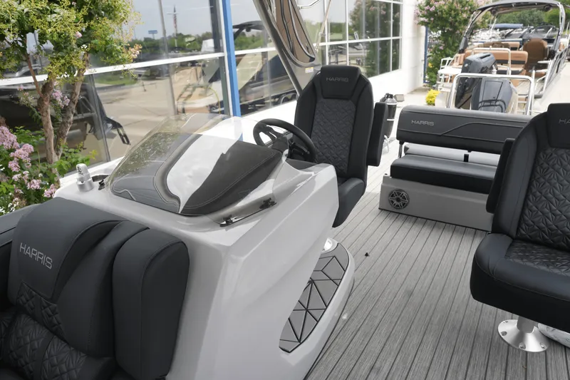 Slide: The Image of Harris Grand Mariner 250 2025 - 18