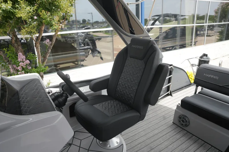 Slide: The Image of Harris Grand Mariner 250 2025 - 19