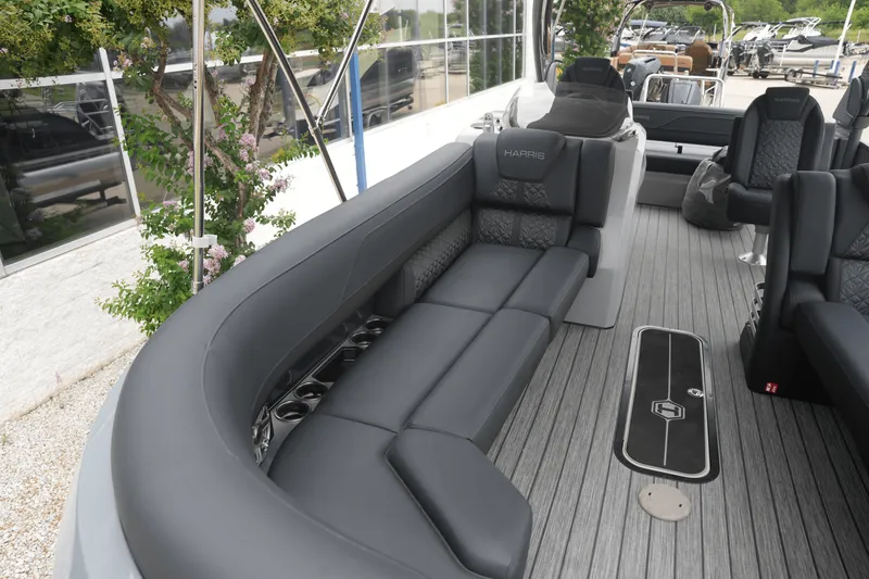 Slide: The Image of Harris Grand Mariner 250 2025 - 28