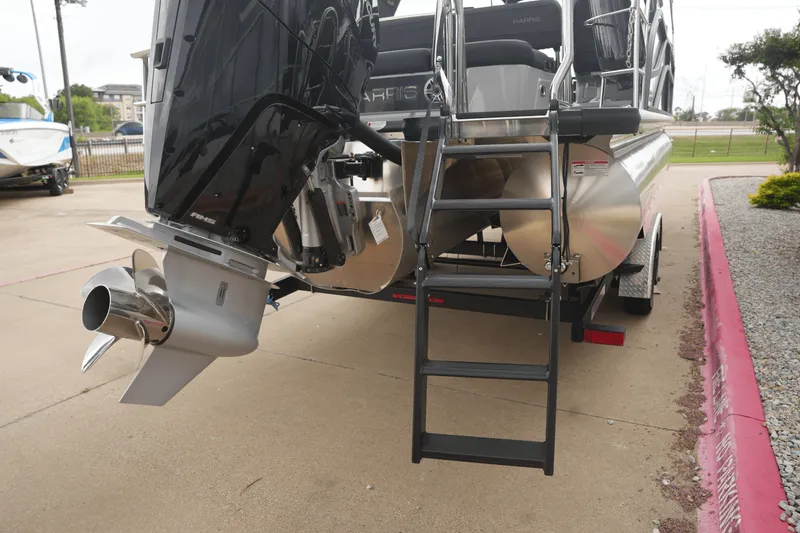 Slide: The Image of Harris Grand Mariner 250 2025 - 5