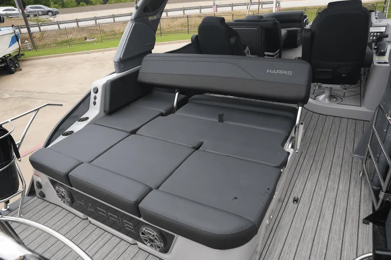 Slide: The Image of Harris Grand Mariner 250 2025 - 9