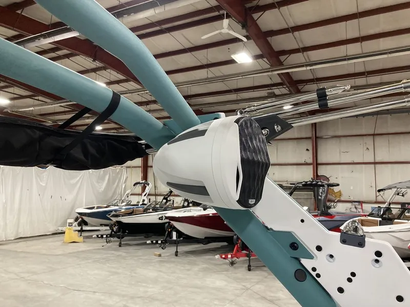 Slide: The Image of Malibu 21 LX 2026 - 10
