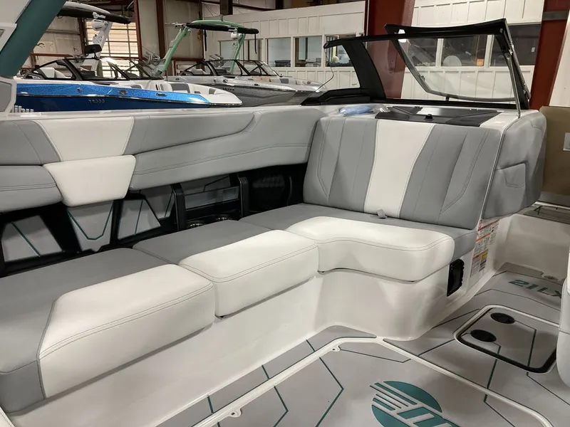 Slide: The Image of Malibu 21 LX 2026 - 5