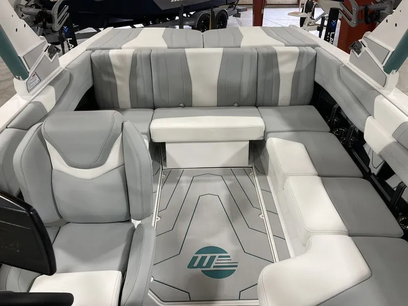 Slide: The Image of Malibu 21 LX 2026 - 8