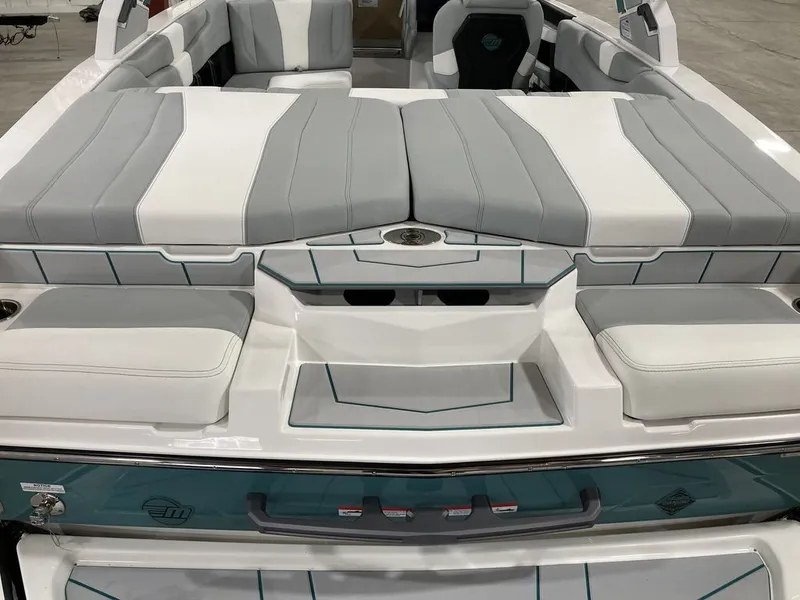 Slide: The Image of Malibu 21 LX 2026 - 3