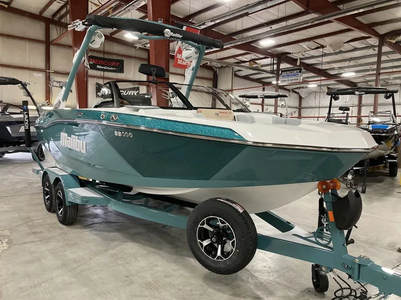 Slide: The Image of Malibu 21 LX 2026 - 1