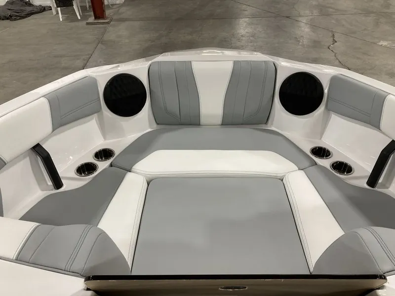 Slide: The Image of Malibu 21 LX 2026 - 9