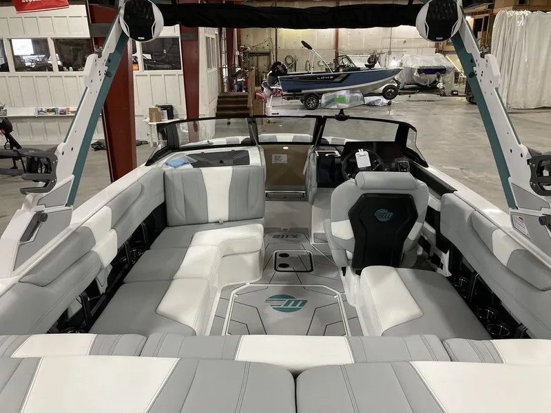 Slide: The Image of Malibu 21 LX 2026 - 4