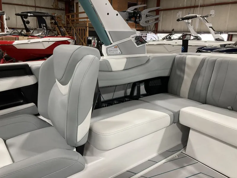 Slide: The Image of Malibu 21 LX 2026 - 7