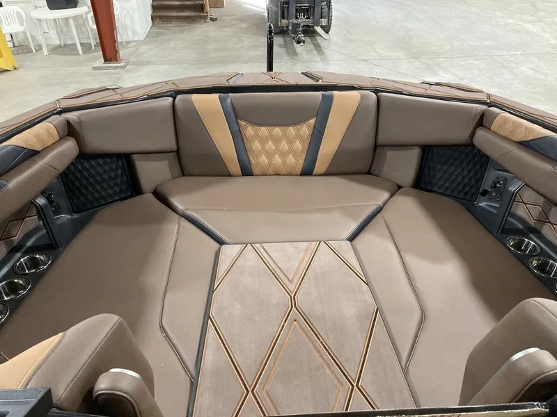 Slide: The Image of Malibu M230 2026 - 9