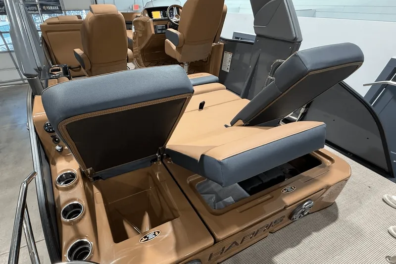 Slide: The Image of Harris Grand Mariner 250 2025 - 10