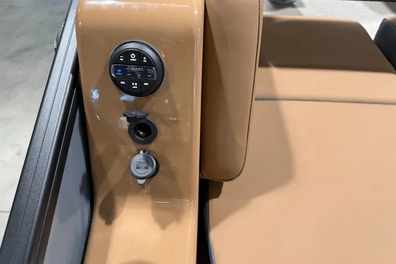 Slide: The Image of Harris Grand Mariner 250 2025 - 11