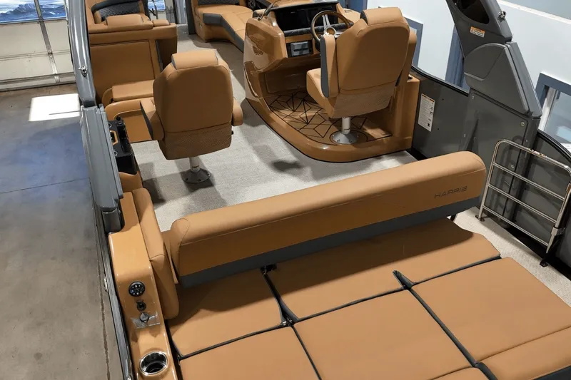 Slide: The Image of Harris Grand Mariner 250 2025 - 12