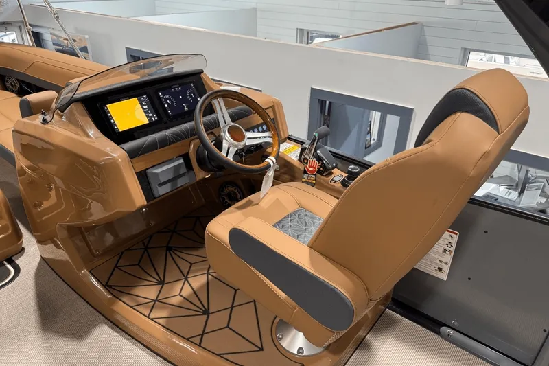 Slide: The Image of Harris Grand Mariner 250 2025 - 14