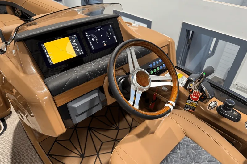 Slide: The Image of Harris Grand Mariner 250 2025 - 15