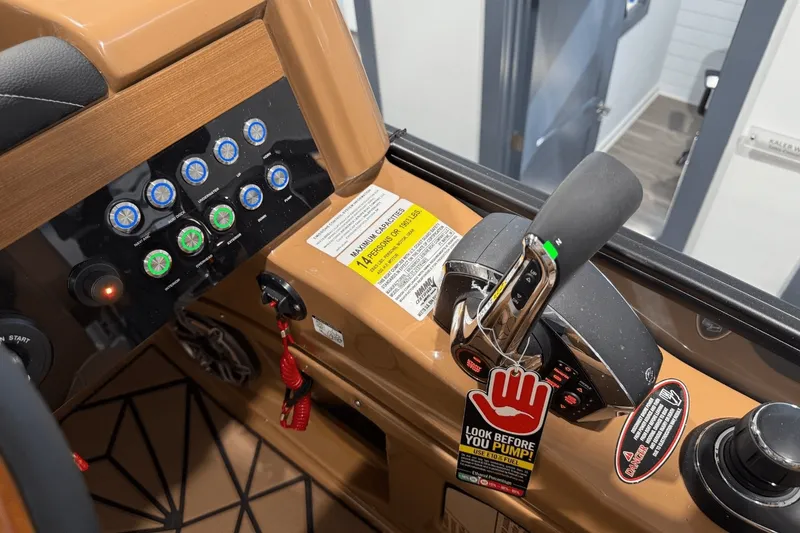 Slide: The Image of Harris Grand Mariner 250 2025 - 16