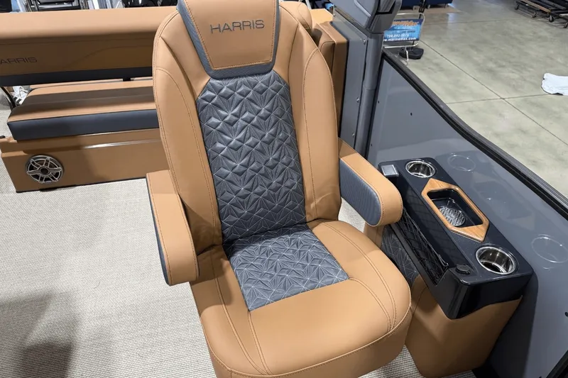 Slide: The Image of Harris Grand Mariner 250 2025 - 17